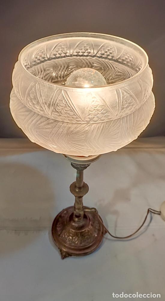 Antig&uuml;edades: INTERESANTE LAMPARA DE MESA DE BRONCE, ELECTRIFICADA - Foto 3