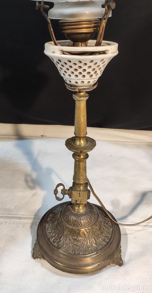 Antig&uuml;edades: INTERESANTE LAMPARA DE MESA DE BRONCE, ELECTRIFICADA - Foto 4