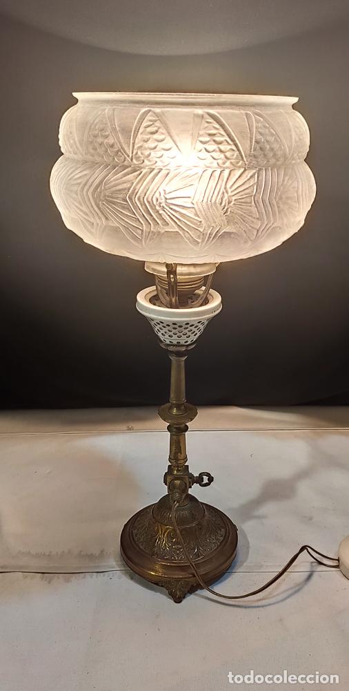 Antig&uuml;edades: INTERESANTE LAMPARA DE MESA DE BRONCE, ELECTRIFICADA - Foto 1