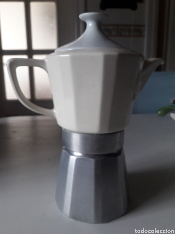 Antiquit&eacute;s: Cafetera antigua de ceramica y aluminio