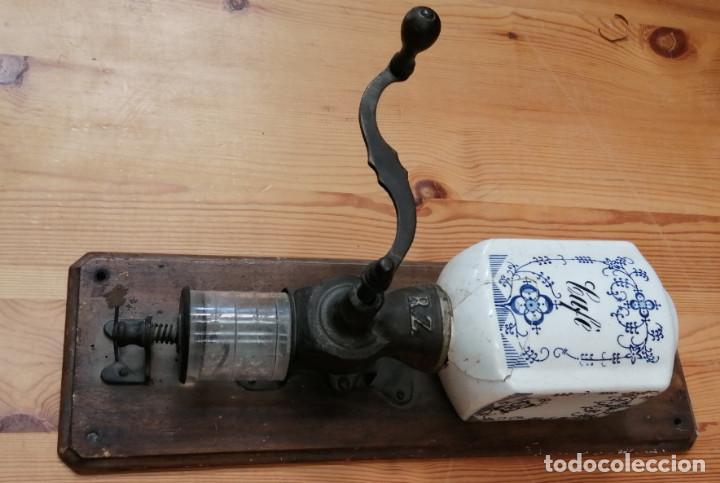 Antiques: ANTIGUO MOLINILLO DE CAFE MADERA CRISTAL Y PORCELANA, R Z