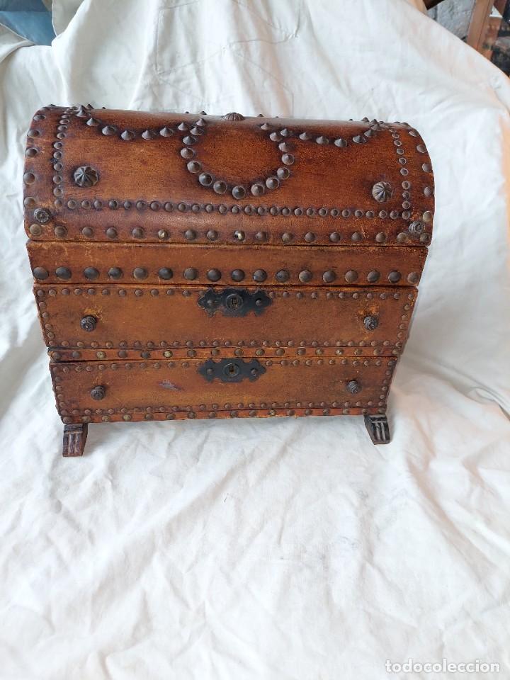 Antig&uuml;edades: Baul antiguo de cuero tachoneado - Foto 1