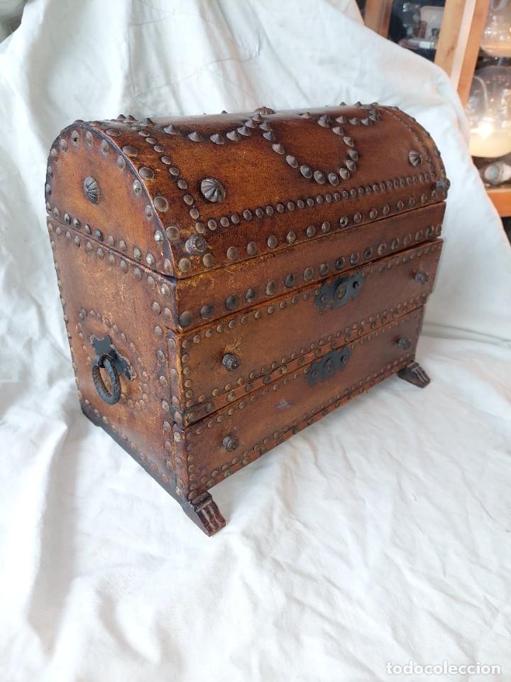 Antig&uuml;edades: Baul antiguo de cuero tachoneado - Foto 2