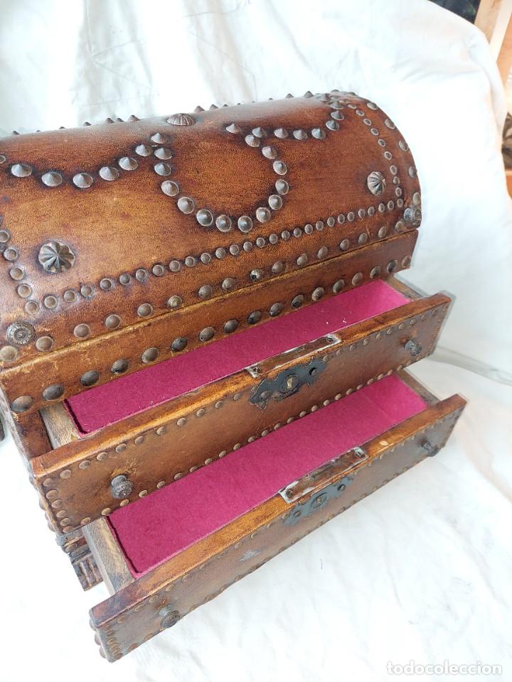 Antig&uuml;edades: Baul antiguo de cuero tachoneado - Foto 3