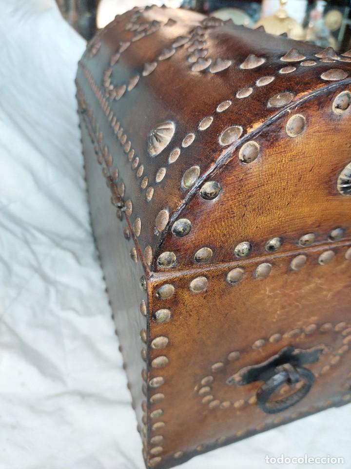 Antig&uuml;edades: Baul antiguo de cuero tachoneado - Foto 4