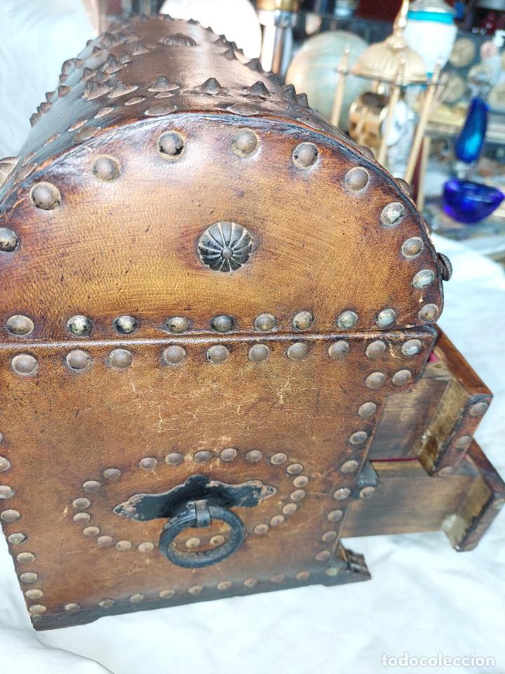 Antig&uuml;edades: Baul antiguo de cuero tachoneado - Foto 5