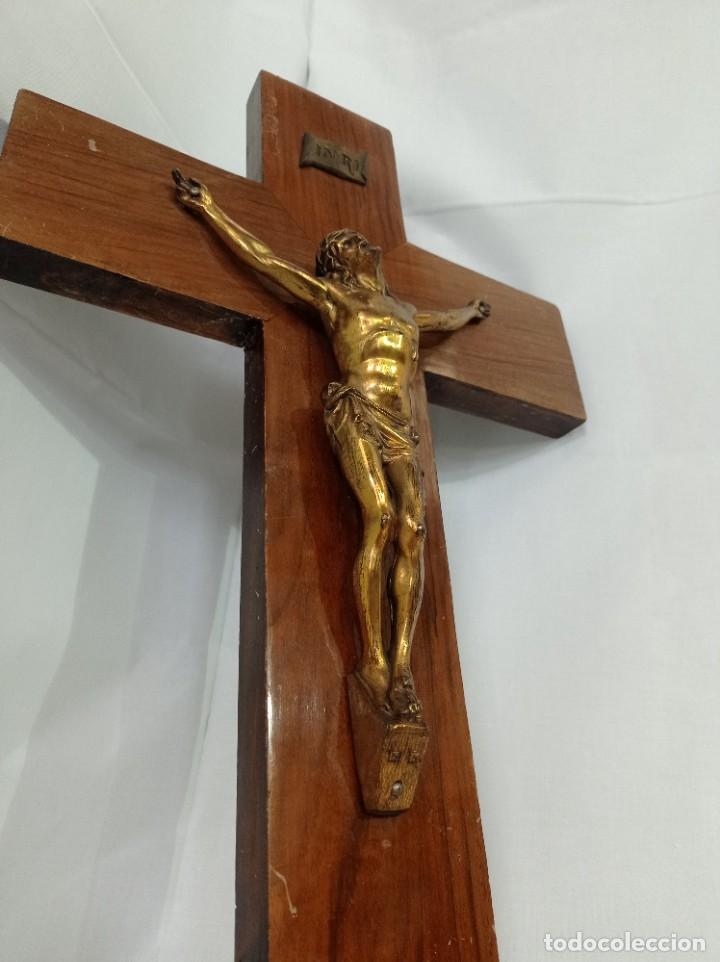Antig&uuml;edades: Crucifijo de madera con cristo de bronce. - Foto 2