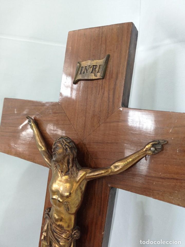 Antig&uuml;edades: Crucifijo de madera con cristo de bronce. - Foto 3