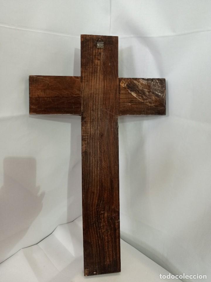 Antig&uuml;edades: Crucifijo de madera con cristo de bronce. - Foto 4