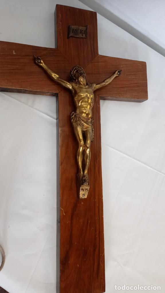Antig&uuml;edades: Crucifijo de madera con cristo de bronce. - Foto 6