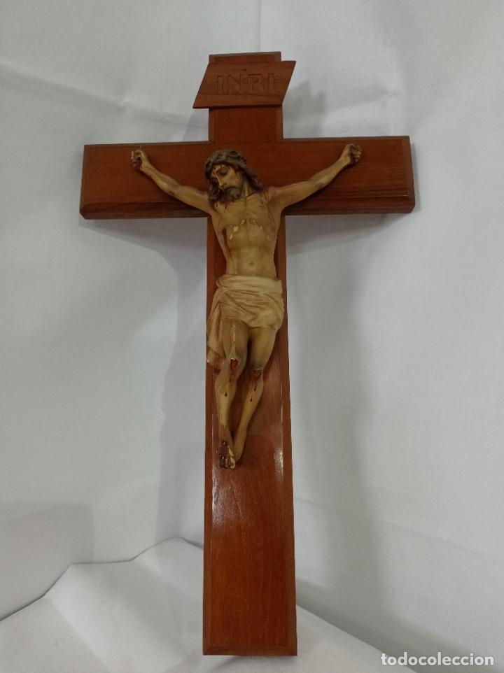 Antig&uuml;edades: Antiguo crucifijo en estuco. - Foto 1