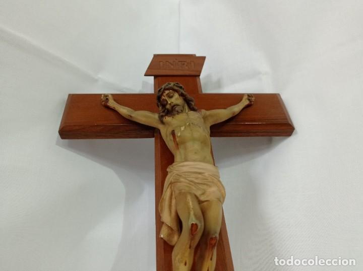Antig&uuml;edades: Antiguo crucifijo en estuco. - Foto 2