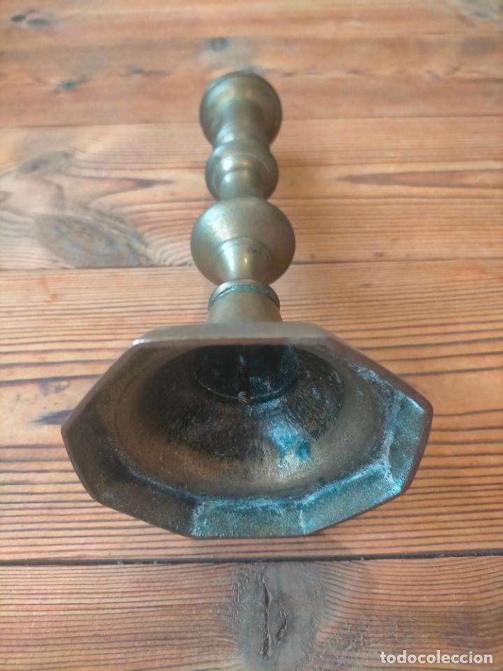 Antig&uuml;edades: Antiguo candelabro de lat&oacute;n con base hexagonal siglo XIX - Foto 2