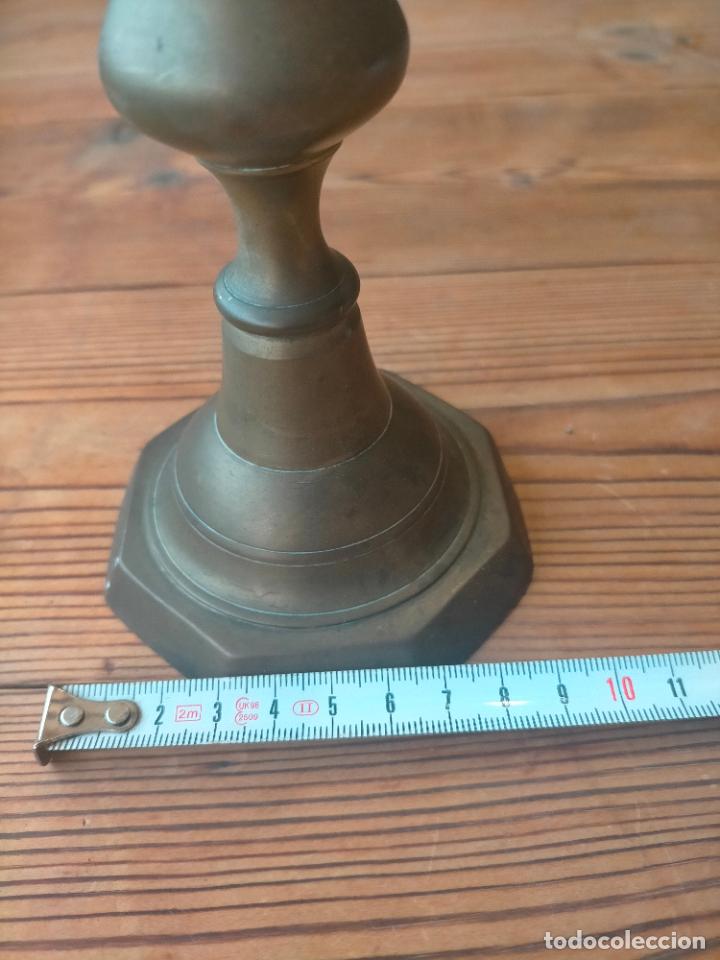 Antig&uuml;edades: Antiguo candelabro de lat&oacute;n con base hexagonal siglo XIX - Foto 3
