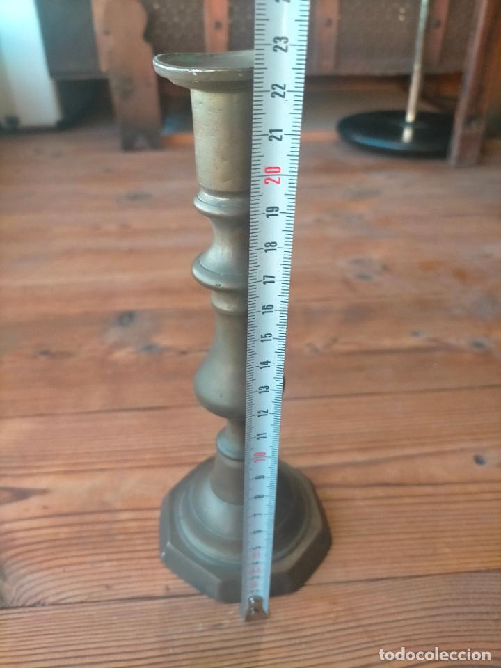Antig&uuml;edades: Antiguo candelabro de lat&oacute;n con base hexagonal siglo XIX - Foto 4