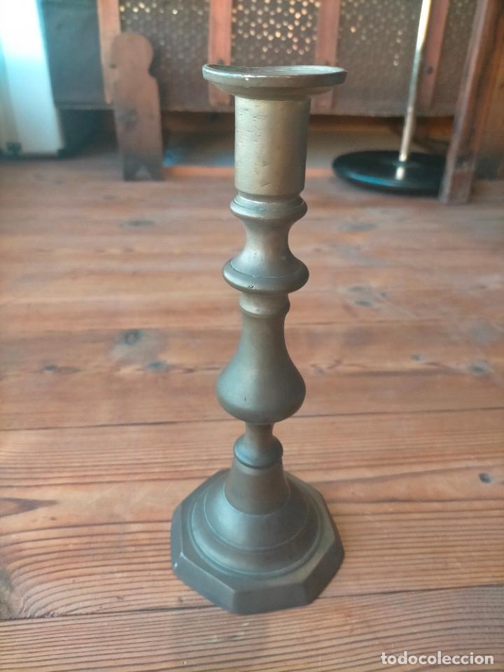 Antig&uuml;edades: Antiguo candelabro de lat&oacute;n con base hexagonal siglo XIX - Foto 6