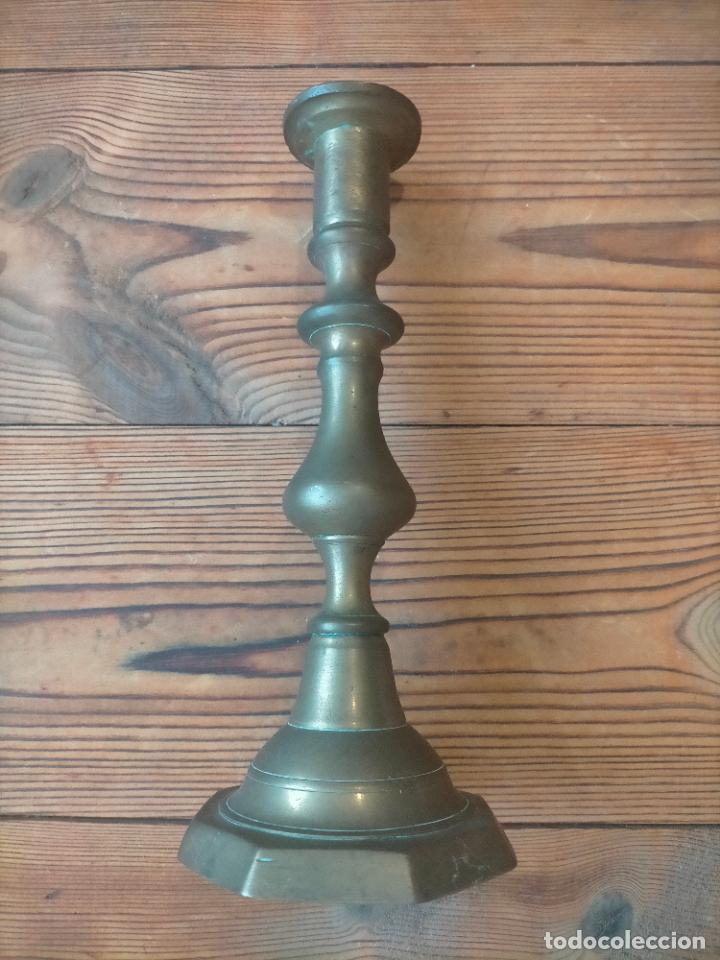 Antig&uuml;edades: Antiguo candelabro de lat&oacute;n con base hexagonal siglo XIX - Foto 1