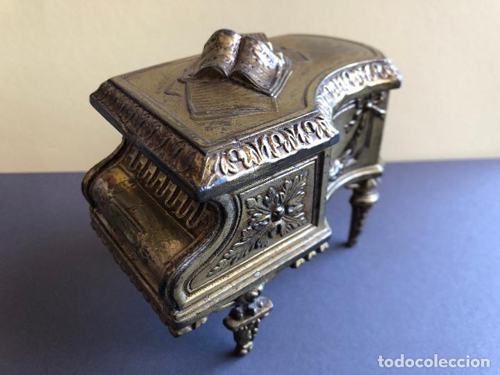 Antig&uuml;edades: CAJA JOYERO EN FORMA DE PIANO, EN BRONCE - Foto 1