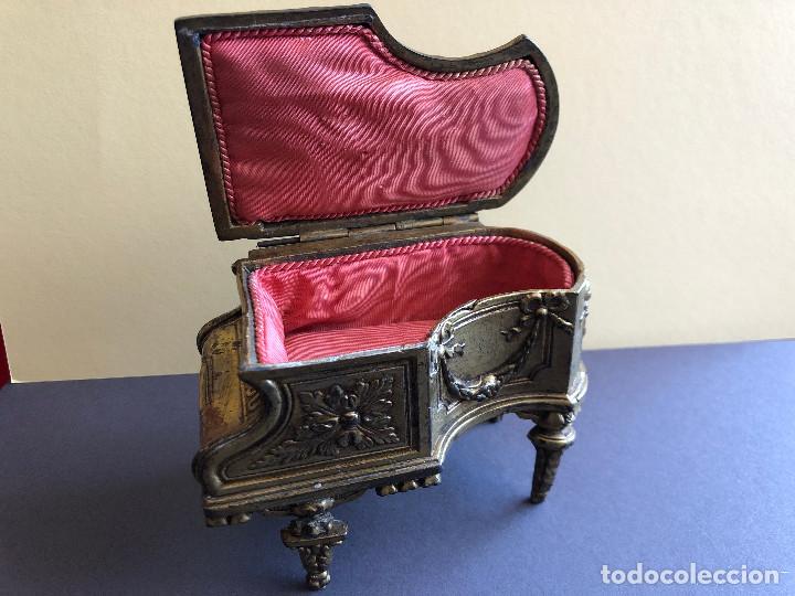 Antig&uuml;edades: CAJA JOYERO EN FORMA DE PIANO, EN BRONCE - Foto 2