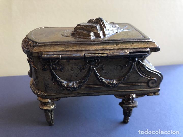 Antig&uuml;edades: CAJA JOYERO EN FORMA DE PIANO, EN BRONCE - Foto 3