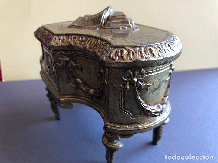 Antig&uuml;edades: CAJA JOYERO EN FORMA DE PIANO, EN BRONCE - Foto 4