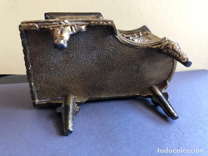 Antig&uuml;edades: CAJA JOYERO EN FORMA DE PIANO, EN BRONCE - Foto 5