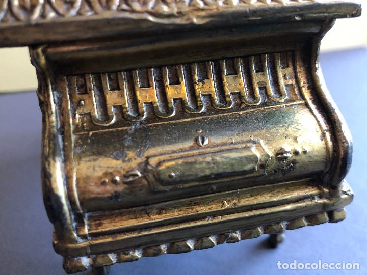 Antig&uuml;edades: CAJA JOYERO EN FORMA DE PIANO, EN BRONCE - Foto 7