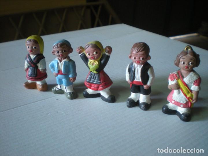 Oggetti Antichi: CINCO FIGURITAS EN BARRO PINTADA TRAJES REGIONALES H5cm