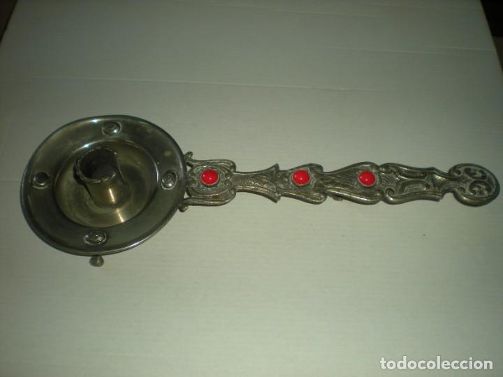 Antig&uuml;edades: PALMATORIA METALICA CON ADORNOS ROJOS Y CHAPA DE COLECCION L30cm