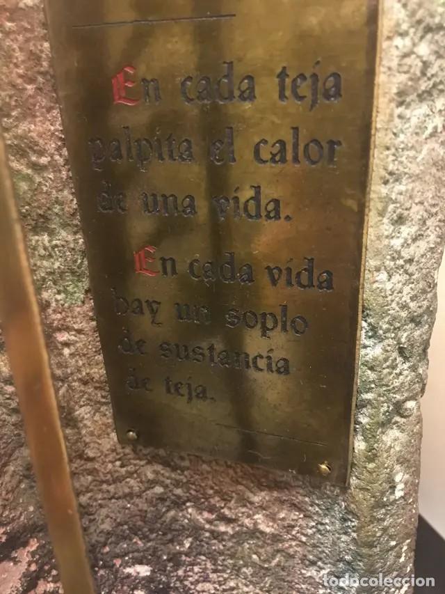 Antig&uuml;edades: Teja de piedra sobre base de m&aacute;rmol. - Foto 2