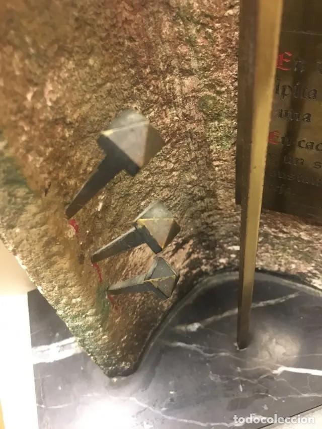 Antig&uuml;edades: Teja de piedra sobre base de m&aacute;rmol. - Foto 3