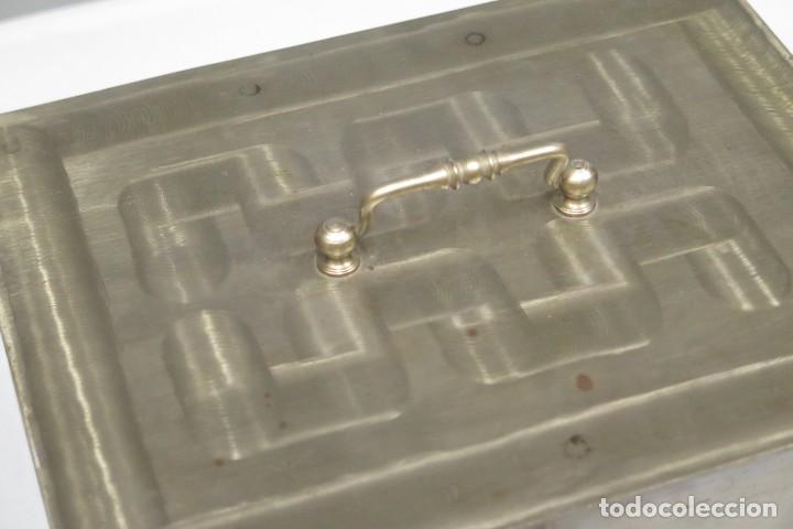 Antig&uuml;edades: CAJA CAUDALES. ORNAMENTADA. CON LLAVE - Foto 3