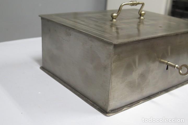 Antig&uuml;edades: CAJA CAUDALES. ORNAMENTADA. CON LLAVE - Foto 4