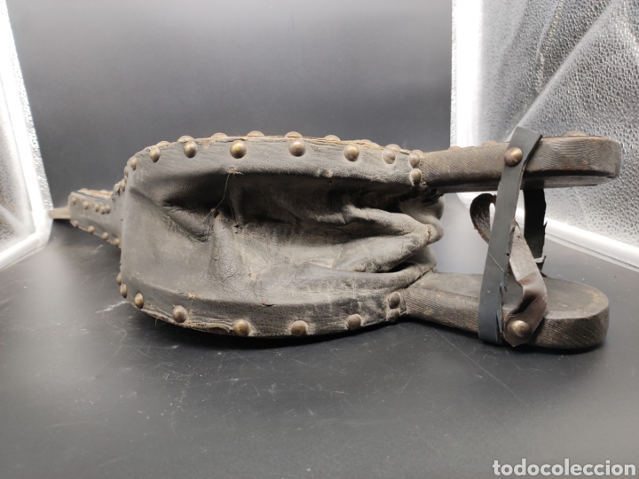Antig&uuml;edades: Fuelle con escena repujada en lat&oacute;n. - Foto 7