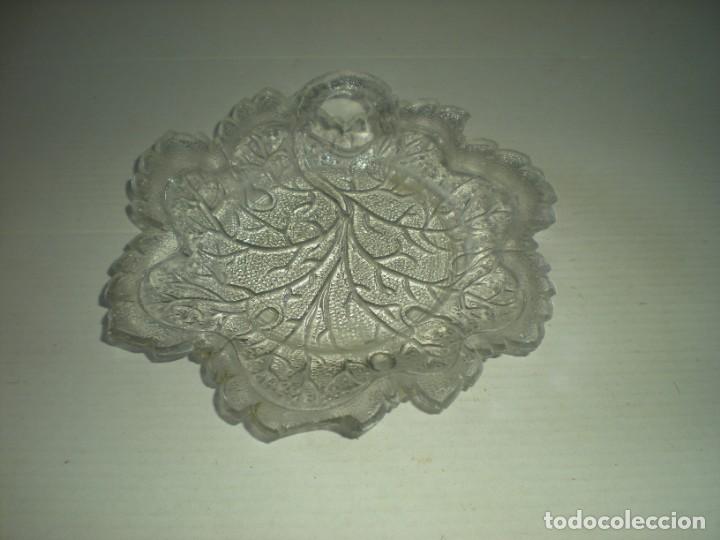 Oggetti Antichi: PORTAVELAS DE CRISTAL CON FORMA DE HOJA, CON RELIEVES D15cm