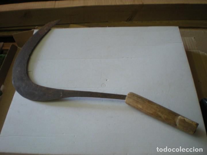 Antig&uuml;edades: HOZ CON MANGO DE MADERA - Foto 1
