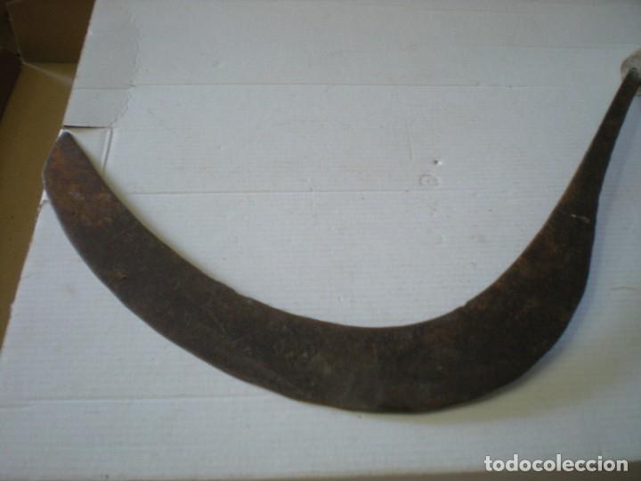 Antig&uuml;edades: HOZ CON MANGO DE MADERA - Foto 2
