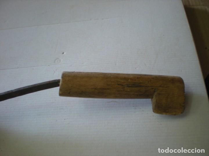 Antig&uuml;edades: HOZ CON MANGO DE MADERA - Foto 3