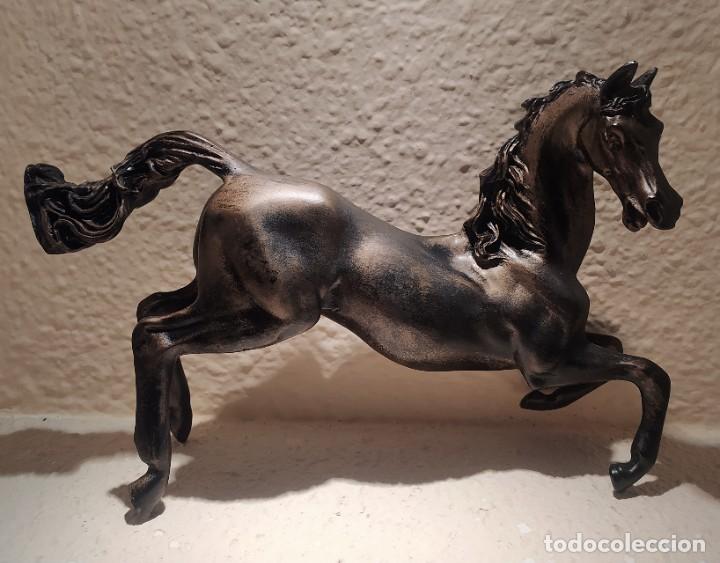 Antig&uuml;edades: Caballo / resina patinado en bronce / - Foto 1