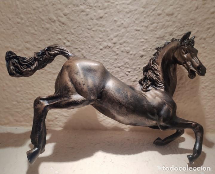 Antig&uuml;edades: Caballo / resina patinado en bronce / - Foto 2