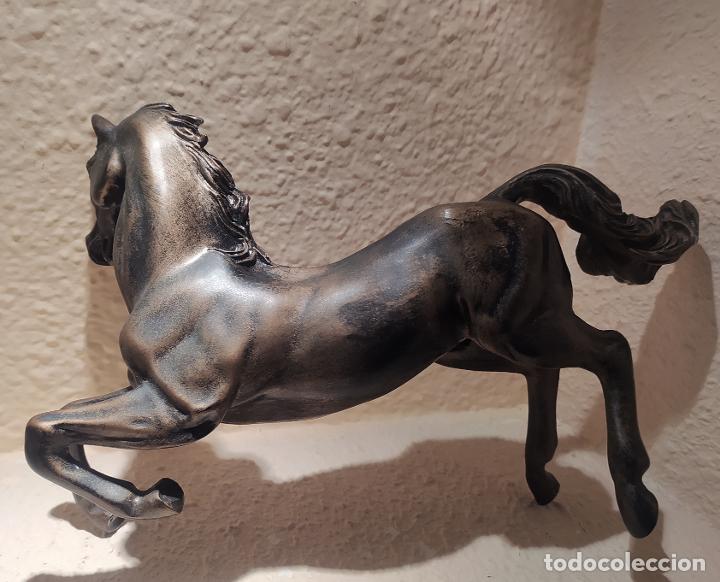 Antig&uuml;edades: Caballo / resina patinado en bronce / - Foto 3