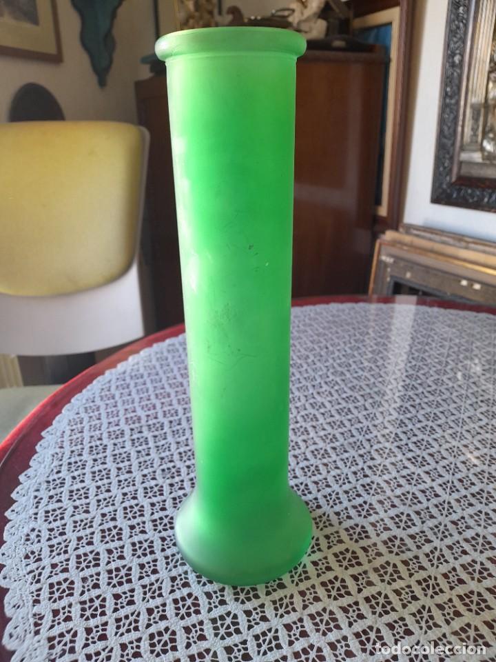 Antig&uuml;edades: Florero de cristal cil&iacute;ndrico con inscripci&oacute;n en la base - Foto 1