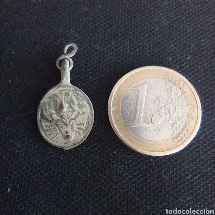 Antig&uuml;edades: MEDALLA CON ENGANCHE AL REVES - Foto 1