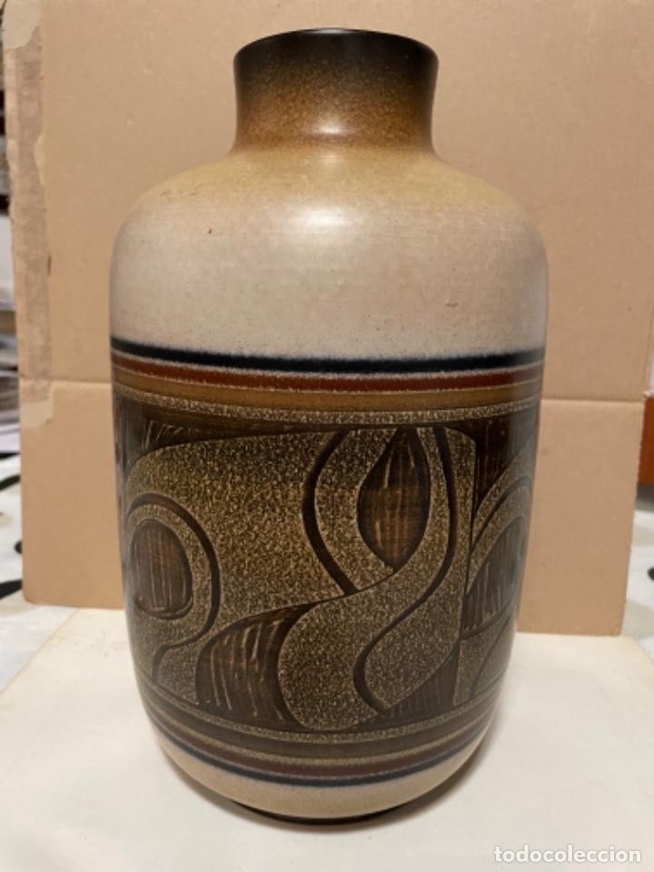 Antig&uuml;edades: ANTIGUO JARRON CERAMICA FIRMADO SERRA - A&Ntilde;OS 60/70 - 30X20 CM.