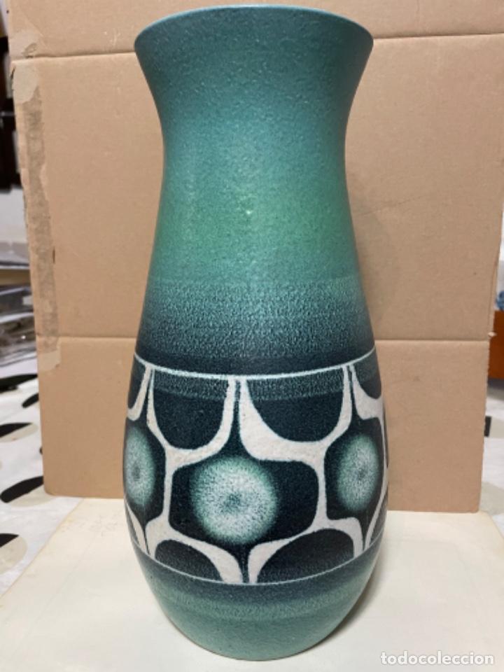Antig&uuml;edades: ANTIGUO JARRON CERAMICA FIRMADO SERRA - A&Ntilde;OS 60/70 - 34X18 CM.