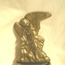 Antigüedades: ANGEL DE LA GUARDA BENDITERA PIQUETA, BRONCE AÑOS 40. MED. 19 X 9 CM. Lote 330216813