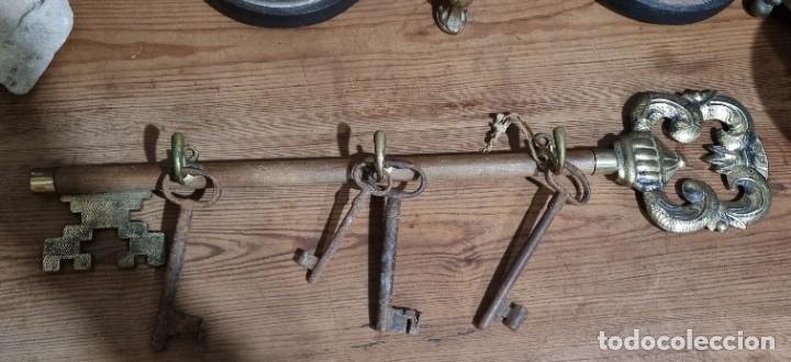 Antig&uuml;edades: ANTIGUA Y GRAN LLAVE LATON Y MADERA IDEAL COLECCION PARA LLAVES ANTIGUAS