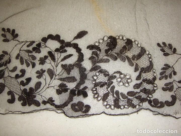 Antig&uuml;edades: Mantilla espa&ntilde;ola de encaje negro sobre tul &middot; ca. 1900&ndash;1930