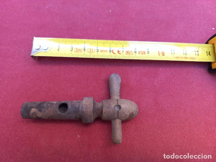 Antig&uuml;edades: llave de madera de antiguo grifo de tonel o bota
