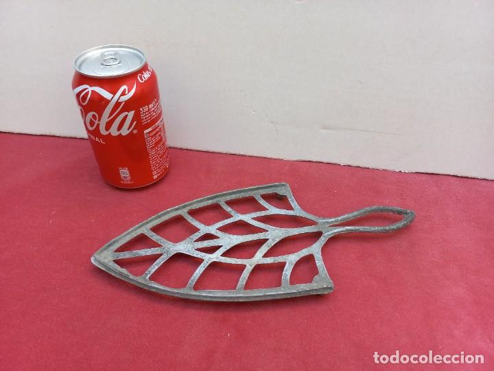 Antig&uuml;edades: apoyaplanchas de aluminio - Foto 1